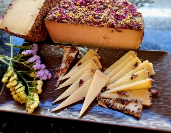 Queso Manchego curado flores comestibles